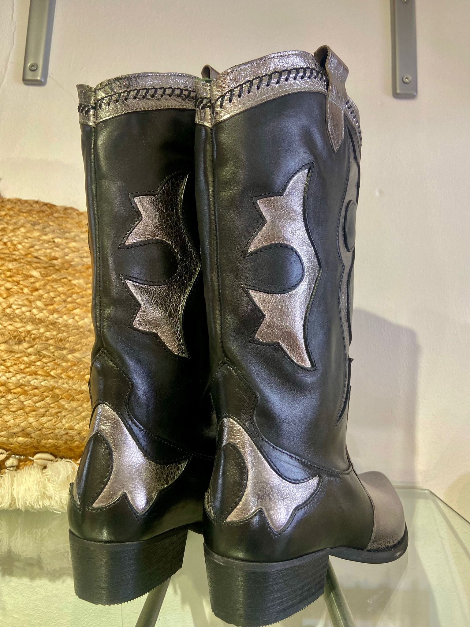 Black and white cowboy boots hotsell